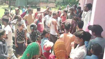 हसनगंज: उत्क्रमित मध्य विद्यालय बैरगाछी में विधि व्यवस्था सुधार को लेकर ग्रामीणों ने किया हंगामा