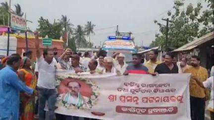 କାମାକ୍ଷାନଗର: ଜଗନ୍ନାଥ ବଜାର ସ୍ଥିତ ବାସଭବନରେ ପହଞ୍ଚିଲା ପୂର୍ବତନ ବିଧାୟକ ପ୍ରସନ୍ନ ପଟ୍ଟନାୟକଙ୍କ ମର ଶରୀର