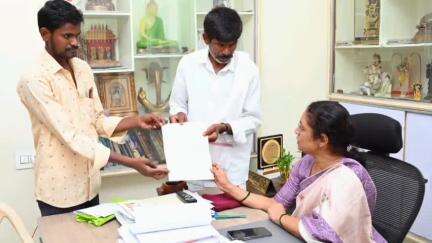 పాణ్యం: పాణ్యంలో నిర్వహించిన గ్రీవెన్స్‌ కార్యక్రమంలో పాల్గొని ప్రజల నుండి అర్జీలు స్వీకరించిన ఎమ్మెల్యే గౌరు చరిత రెడ్డి