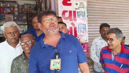 વડાલી: શહેરની નગરપાલિકા દ્વારા દબાણો દૂર કરવા મામલે અને વાહન પાર્ક કરવાની સમસ્યાને લઈ બે વેપારીઓ આપી પ્રતિક્રિયા#jansamasya