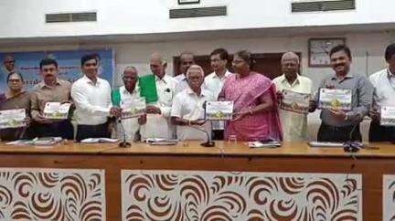 நாமக்கல்: ஆட்சியர் அலுவலகத்தில் மரவள்ளிக்கிழங்கு மற்றும் ஜவ்வரிசி கையேட்டினை ஆட்சியர் விவசாயிகளிடம் வழங்கி வெளியிட்டார்