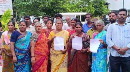 கோவை தெற்கு: நிலத்தை அளந்து பட்டா வழங்கக்கோரி முத்துநகர் பகுதி நரிக்குறவர் இன மக்கள் ஆட்சியர் அலுவலகத்தில் புகார் மனு