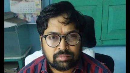 శ్రీకాకుళం: జిల్లాలోని మత్స్యకారులు వేటకు వెళ్లొద్దని సూచించిన జిల్లా మత్స్య శాఖ డిప్యూటీ డైరెక్టర్ సత్యనారాయణ