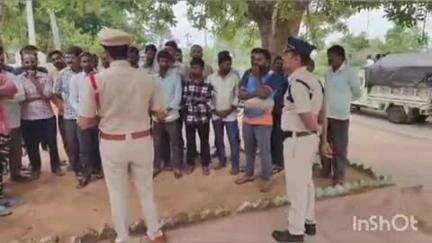 పరిగి: రోడ్డు భద్రత, ట్రాఫిక్ నియంత్రణపై వాహనదారులకు కుల్కచర్లలో అవగాహన కల్పించిన ఎస్సై రమేష్