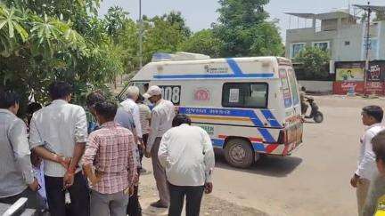 મંત્રેશ કોમ્પ્લેક્સ નજીક અજાણ્યા વાહન ચાલકે વૃદ્ધને અડફેટે લઈ ઈજાઓ પહોંચાડી