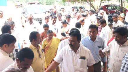 పాములపాడు ఎంపీడీఓ కార్యాలయంలో ప్రజా సమస్యల పరిష్కార వేదికలో పాల్గొని ఫిర్యాదులు స్వీకరించిన ఎమ్మెల్యే గిత్త జయసూర్య