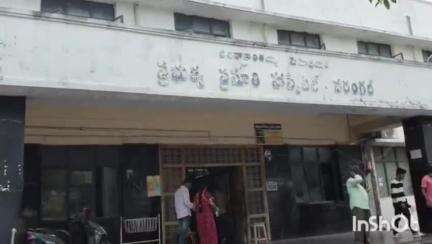 వరంగల్ సీకేఎం ఆసుపత్రిలో వైద్యులు నిర్లక్ష్యంగా వ్యవహరిస్తున్నారంటూ బాధితురాలి బంధువుల ఆందోళన