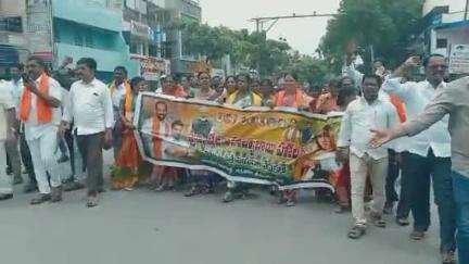 పట్టణంలో మహారాణి అహల్య భాయ్ హోల్కర్ జయంతి సందర్భంగా ర్యాలీ నిర్వహించిన బీజేపీ శ్రేణులు