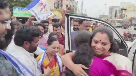 పెద్దపల్లి: పట్టణానికి చేరుకుని తెలంగాణ తల్లి విగ్రహానికి పూలమాల వేసి నివాళులర్పించిన ఎమ్మెల్సీ కల్వకుంట్ల కవిత