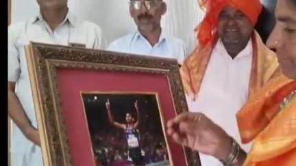 आष्टी: खेळाडू अविनाश साबळे यांनी सुवर्ण पदक मिळवल्याने मांडवा गावात जल्लोष साजरा केला