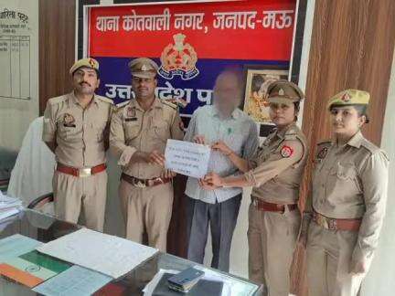 मऊ: कोतवाली साइबर ने फर्जी मैसेज भेजकर आवेदिका से यूपीआई के माध्यम से मंगाई गई ₹5000 की धनराशि वापस कराई
