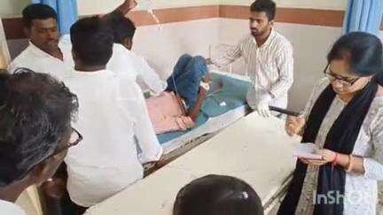 పరిగి: పరిగి పట్టణంలో  భవాని హోటల్ సమీపంలో కారు ద్విచక్ర వాహనాన్ని ఢీకొనడంతో ఇద్దరికీ రక్త గాయాలు ఆస్పత్రికి తరలింపు