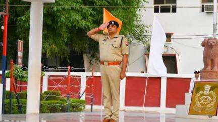 बरेली: बरेली के एसएसपी अनुराग आर्य ने आज रिजर्व पुलिस लाइन में आयोजित साप्ताहिक परेड की सलामी ली और किया निरीक्षण