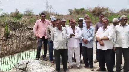 ઉપલેટા: શહેરના ઢાંક રોડ પર બની રહેલા પુલનું કામ ત્રણ મહિનાથી બંધ હોવાને લઈને સ્થાનિક ખેડૂતોની ચિંતા અને તકલીફો વધી
