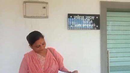 दरभंगा: वार्ड 11 रामबाग में रोड टूटने पर पार्षद ने नगर आयुक्त कार्यालय में दिया ज्ञापन, जांच की मांग
