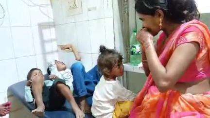 सीतापुर: नेपलापुर के पास तेज रफ्तार अज्ञात वाहन ने मोटरसाइकिल को मारी जोरदार टक्कर, मासूम बच्चों समेत 5 लोग घायल