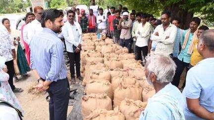అసిఫాబాద్: కొనుగోలు చేసిన ధాన్యాన్ని వెంటనే రైస్ మిల్లులకు తరలించాలి: ఆసిఫాబాద్ జిల్లా కలెక్టర్ వెంకటేష్ దోత్రే