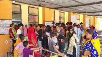 मैनपुरी: जिला अस्पताल में भीषण गर्मी को देखते हुए मरीजों की बड़ी संख्या, स्वास्थ्य विभाग ने पंखे और कूलर लगाकर दी राहत