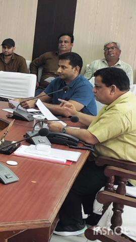 भरतपुर: भरतपुर कलेक्ट्रेट सभागार में अधिकारियों की बैठक का आयोजन हुआ