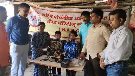 एचएआरसी तर्फे निराधार विधवा ताईला उदरनिर्वाहासाठी ऑल इन वन शिलाई मशीन  भेट
पितृछत्र हरवलेल्या लेकरांची शैक्षणिक पालकत्वाची उचलली जबाबदारी