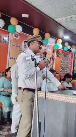 चांदपुर: TSI तेजपाल सिंह ने नूरपुर ब्लॉक सभाग़र में महिला को ट्रैफिक पुलिस के नियम, कानून और बचाव के तरीके बताए