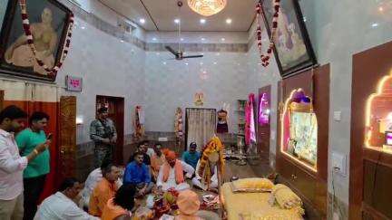 मझगवां: पूर्व सांसद बृजभूषण शरण परमहंस आश्रम धारकुंडी पहुंचे, साधू संतों का लिया आशीर्वाद