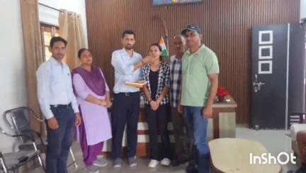 इंदौरा: धौलपुर स्थित एक निजी स्कूल की पूर्व छात्रा बनी भारतीय नौ सेना में सब लेफ्टिनेट, स्कूल प्रशासन ने किया सम्मानित