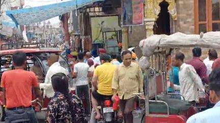 चांदपुर: नूरपुर में शिव मंदिर चौराहे पर गुरुद्वारे की कमेटी ने छबील सरवत का वितरण किया