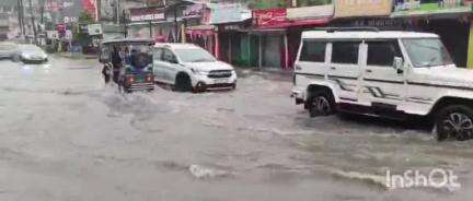 উত্তৰ গুৱাহাটী ভাগ: নেৰানেপৰা বৰষুণৰ বাবে বাইহাটা চাৰিআলিত কৃত্ৰিম বান,ব্যৱসায় প্ৰতিস্থান সমূহ পানীৰে ডুব যোৱাত বন্ধ ৰাখিব লগা হৈছে