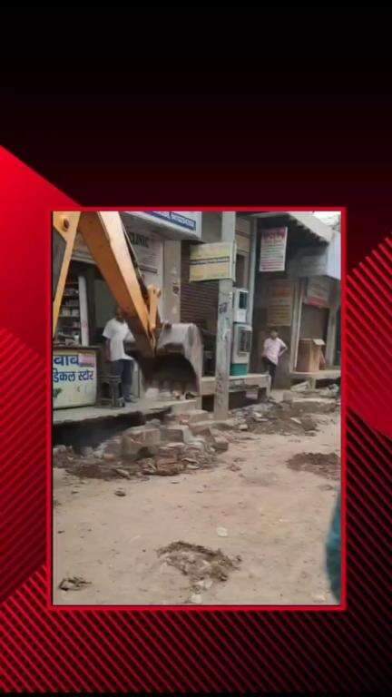 गौतम बुद्ध नगर: ग्रेटर नोएडा के दनकौर कस्बे में दूसरे दिन भी नगर पंचायत ने अवैध अतिक्रमण पर चलाया बुलडोजर