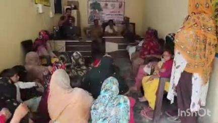 बेहट: असगरपुर में प्रधान की बैठक पर पुलिस ने महिलाओं से कहा, कोई छेड़छाड़ करें तो मुंह तोड़ जवाब दें