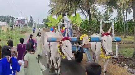 ಚಾಮರಾಜನಗರ: ಬೂದಿತಿಟ್ಟು ಗ್ರಾಮದಲ್ಲಿ ಎತ್ತಿನಗಾಡಿ ಮೆರವಣಿಗೆಯಲ್ಲಿ ಶಾಲೆ ಬಂದ ಮಕ್ಕಳು