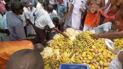 திருப்பரங்குன்றம்: ஆண்கள் மட்டும் பங்கேற்கும் திருநகர் உச்சி கருப்பணசாமி திருக்கோவில் முக்கனி திருவிழா விமர்சையாக நடைபெற்றது