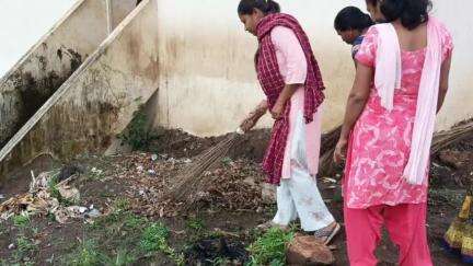 ધરમપુર: વિશ્વ પર્યાવરણની ઉજવણીના પૂર્વ દિન DRD દ્વારા તાલુકાના તિસ્કરી તલાટ ગામે જળાશયોની સાફ-સફાઈ હાથ ધરાઈ