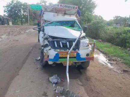खड़गपुर: गंगटा दुर्गा स्थान के पास दो वाहनों की टक्कर में चालक जख्मी