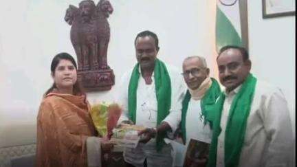 రైతుల సమస్యలు పరిష్కరించాలని జిల్లా కలెక్టర్ రాజకుమారికి వినతి పత్రం అందించిన నంది రైతు సమాఖ్య ప్రతినిధులు