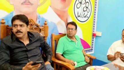 ভাঙড় ১: উত্তর ঘটকপুকুর 274 নম্বর বুথে দলীয় নেতৃত্বদের সঙ্গে আলোচনা সভা করলেন ক্যানিং পূর্বের বিধায়ক