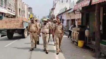 फर्रुखाबाद: कमलागंज में जुमे की नमाज के दौरान शांति, सुरक्षा एवं कानून व्यवस्था बनाए रखने के लिए अपर पुलिस अधीक्षक ने किया भ्रमण