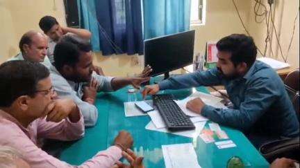 बिलारी: बिजली घर पर भारतीय किसान यूनियन असली के कार्यकर्ताओं ने बिजली विभाग के कर्मचारियों पर अवैध वसूली का आरोप लगाया