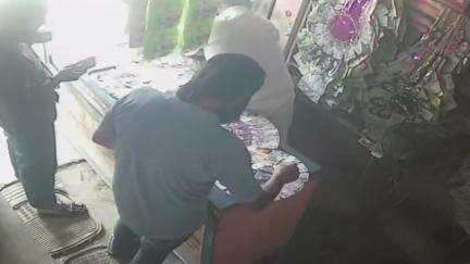 स्वार: मीरापुर मीरगंज चौराहे पर दुकानदार के साथ अज्ञात लोगों ने की ₹22,500 की ठगी, घटना CCTV कैमरे में हुई कैद