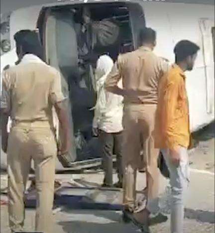 यूपी के जौनपुर में हाईवे पर स्टेयरिंग फेल होने के बाद पलटी बस, 5 की मौत
Source: publicjaunpur