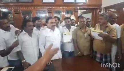 பெரம்பலூர்: திமுக மாவட்ட அலுவலகத்தில் அமைப்பு சாரா ஓட்டுனர் அணி உறுப்பினர் சேர்க்கை விண்ணப்பம், துணை பொது செயலாளர் ஆ.ராசா வழங்கினார்