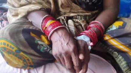 रामपुर: फैजुल्ला नगर गांव में मामूली बात को लेकर बेटे और बहू ने बुजुर्ग महिला की पिटाई की, बुजुर्ग महिला अस्पताल में भर्ती