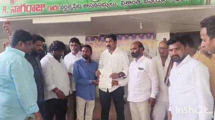 వర్ధన్నపేట: వర్ధన్నపేటకు చెందిన వ్యక్తి లివర్ ప్రాబ్లంతో మరణించగా రూ. 6 లక్షల సీఎంఆర్‌ఎఫ్‌ చెక్కును అందించిన ఎమ్మెల్యే