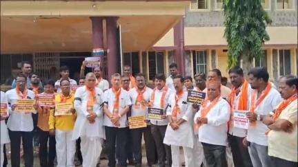 ಶಹಾಪುರ: ಜನೌಷಧಿ ಕೇಂದ್ರ ಮುಚ್ಚುತ್ತಿರುವ ಕಾಂಗ್ರೆಸ್‌ ಸರ್ಕಾರದ ನಡೆ ಖಂಡಿಸಿ ತಾಲ್ಲೂಕು ಆಸ್ಪತ್ರೆ ಎದುರು ಬಿಜೆಪಿ ಪ್ರತಿಭಟನೆ