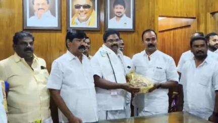 தருமபுரி: திமுக கட்சி அலுவலகத்தில் ஒன்றிய கழக புதிய பொறுப்பாளர்கள் நியமனம் - ஆ.மணி MPயிடம் வாழ்த்துக்கள் பெற்றனர்