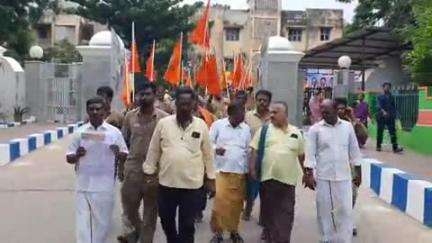 வேலூர்: ஆட்சியர் அலுவலகத்தில் பல்வேறு கோரிக்கைகளை வலியுறுத்தி இந்து ஆட்டோ தொழிலாளர் முன்னணி சங்கத்தினர் மனு