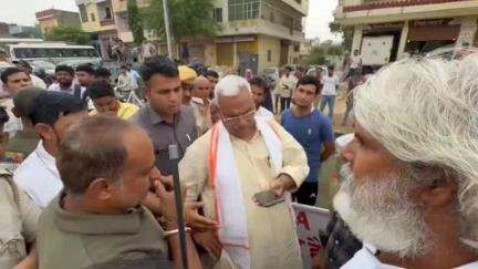 जयपुर: दिल्ली रोड स्थित पंचमुखी हनुमान मंदिर क्षेत्र में गंदे पानी को लेकर स्थानीय नागरिकों ने सड़क जाम कर किया विरोध प्रदर्शन