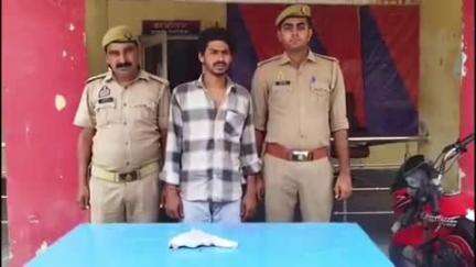कासगंज: सहावर गेट फाटक के समीप चेकिंग के दौरान सदर कोतवाली पुलिस ने एक व्यक्ति को गिरफ्तार किया, तमंचा और कारतूस बरामद