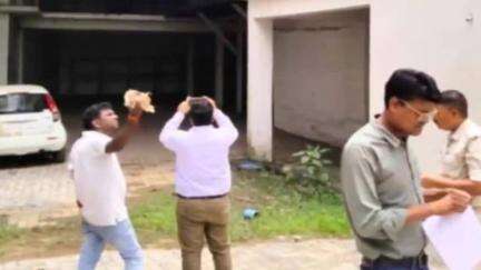 चास: BSL की 30 करोड़ की जमीन पर कब्जा करने वाले मोहन टिंबर के निर्माण होंगे ध्वस्त, नोटिस चिपकाया गया